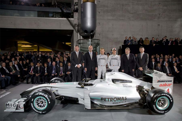 Presentación oficial Mercedes F1 2010: Ross Brawn; Dieter Zetsche, CEO de Daimler, Nico Rosberg; Michael Schumacher; Norbert Haug, vicepresidente de Mercedes-Benz Motorsport y Nick Fry, CEO de Mercedes GP