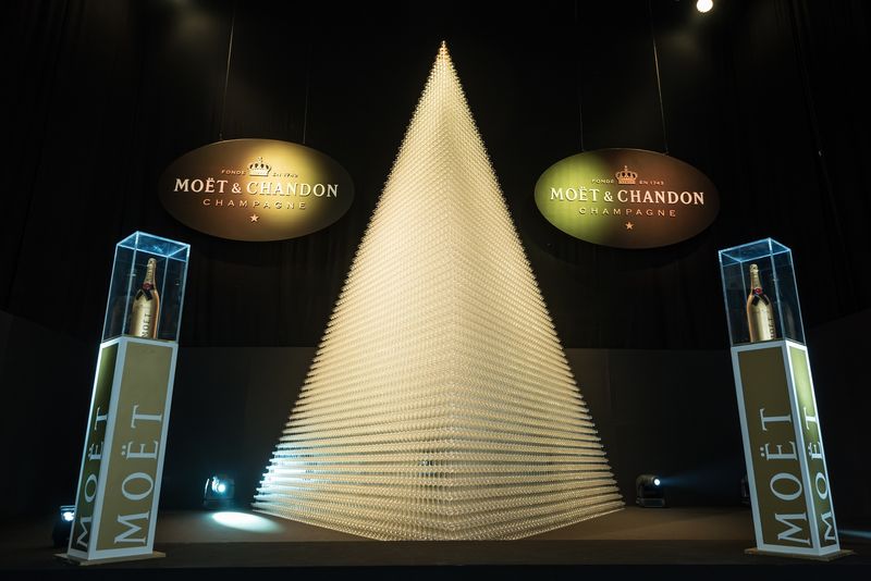 Moët & Chandon construye la pirámide de copas más alta del mundo