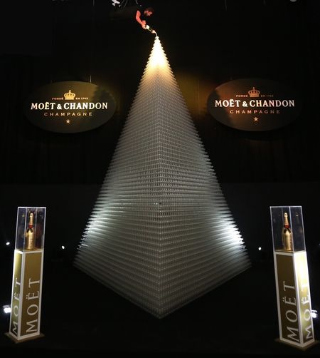 Moët & Chandon construye la pirámide de copas más alta del mundo