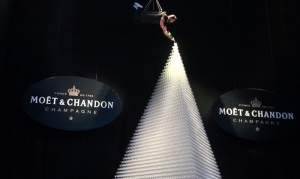 Moët &amp; Chandon construye la pirámide de copas más alta del mundo.